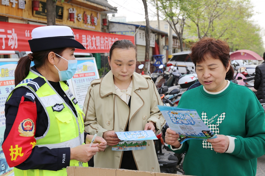 大荔公安交警走进辖区田间地头、进村入户，开展护航秋收交通安全宣传活动。
