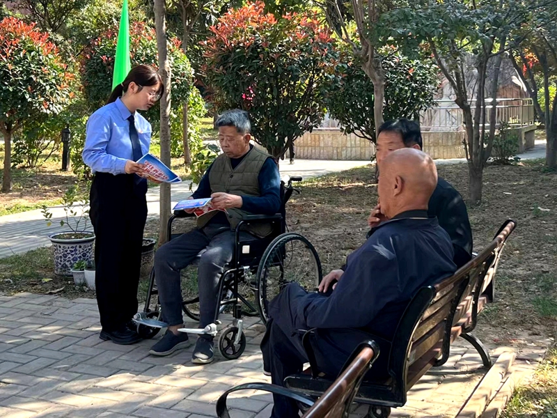 潼关县人民检察院组织干警前往潼关县敬老院开展防范养老诈骗宣传活动。