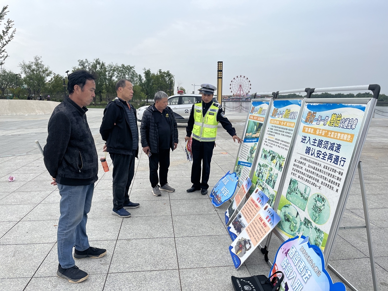 大荔公安交警走进西长社区、小坡村开展“九九重阳节.浓浓敬老情”交通安全宣传活动。