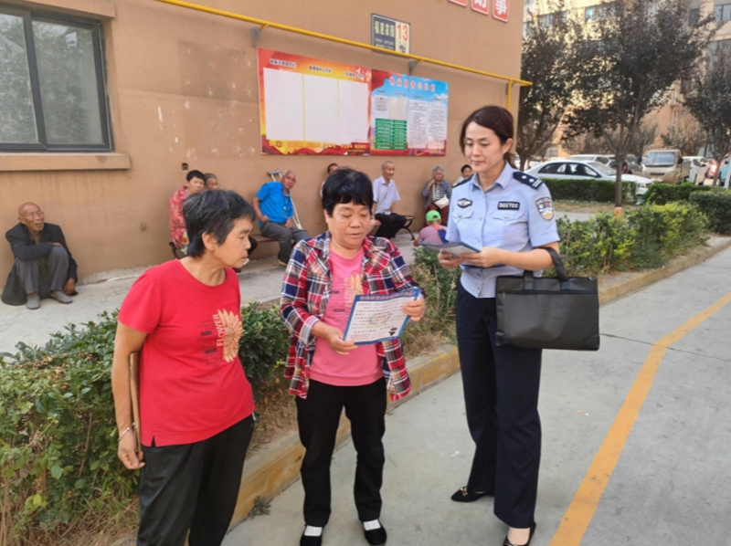 华阴公安深入福惠家园小区走访易地搬迁群众。