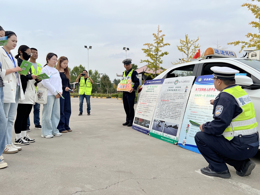 韩城公安交警走进驾校开展“车让车 安全行”主题宣传活动.