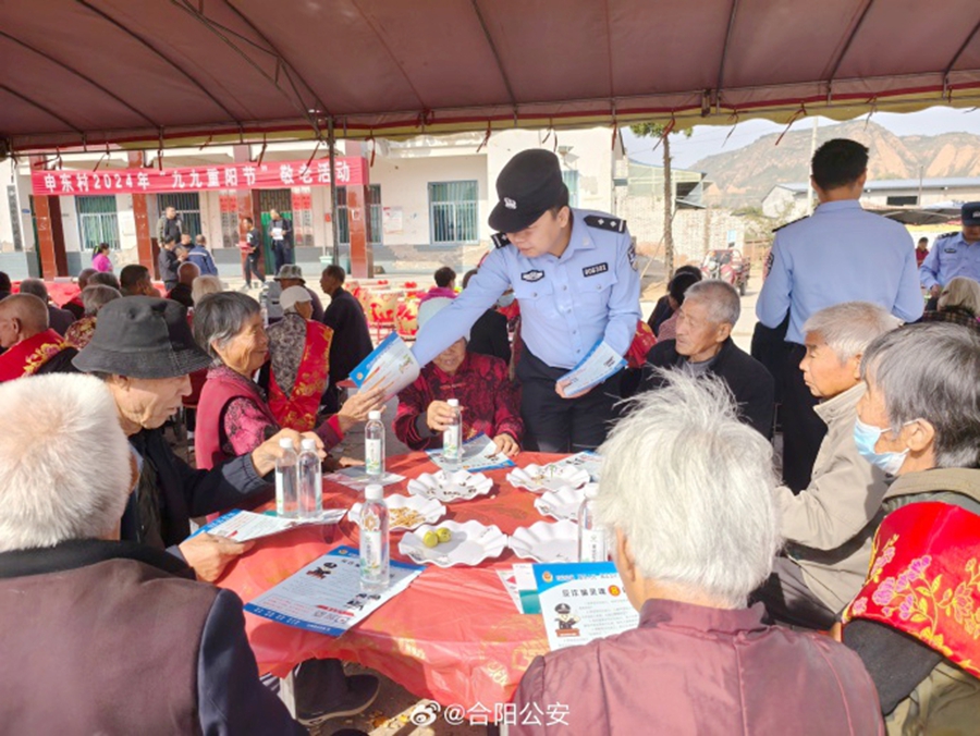 合阳公安洽川派出所组织民辅警深入辖区开展安全防范宣传活动。