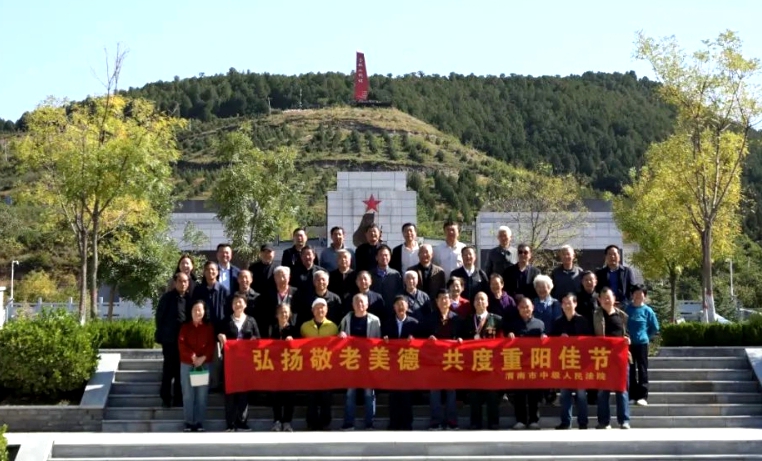 渭南中院重阳节组织退休干部参观调研。