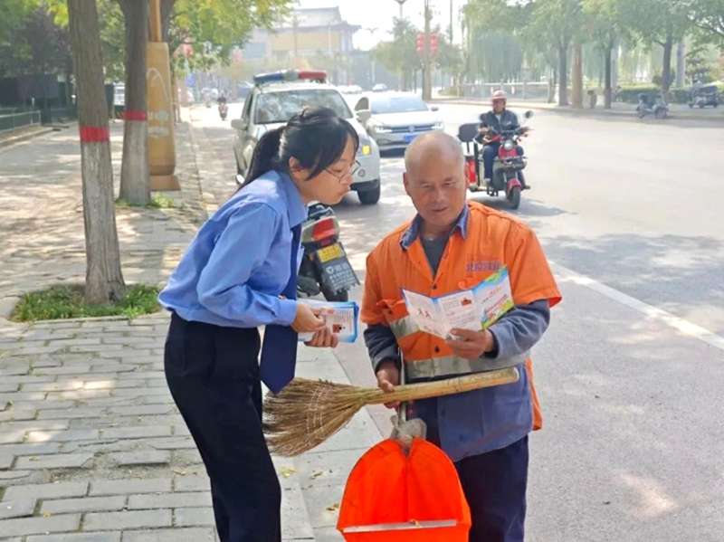 华阴市人民检察院干警开展敬老普法宣传活动。