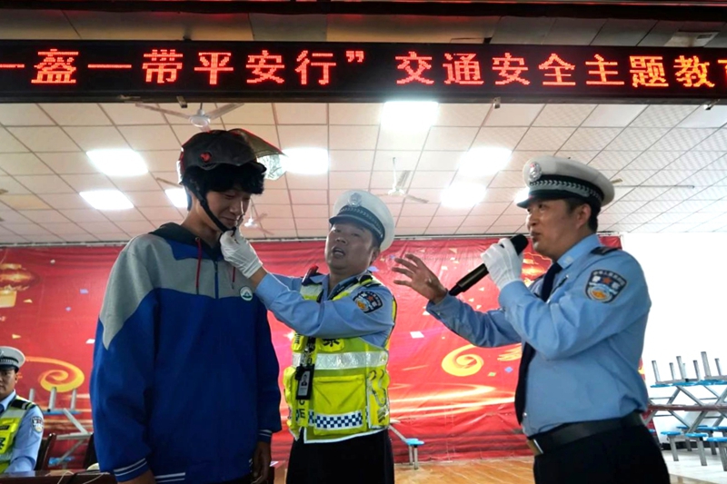 华州交警深入辖区职教中心开展“一盔一带平安行”为主题的交通安全教育活动