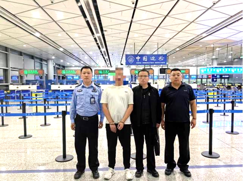 蒲城公安成功劝返一名境外诈骗逃犯回国投案自首。