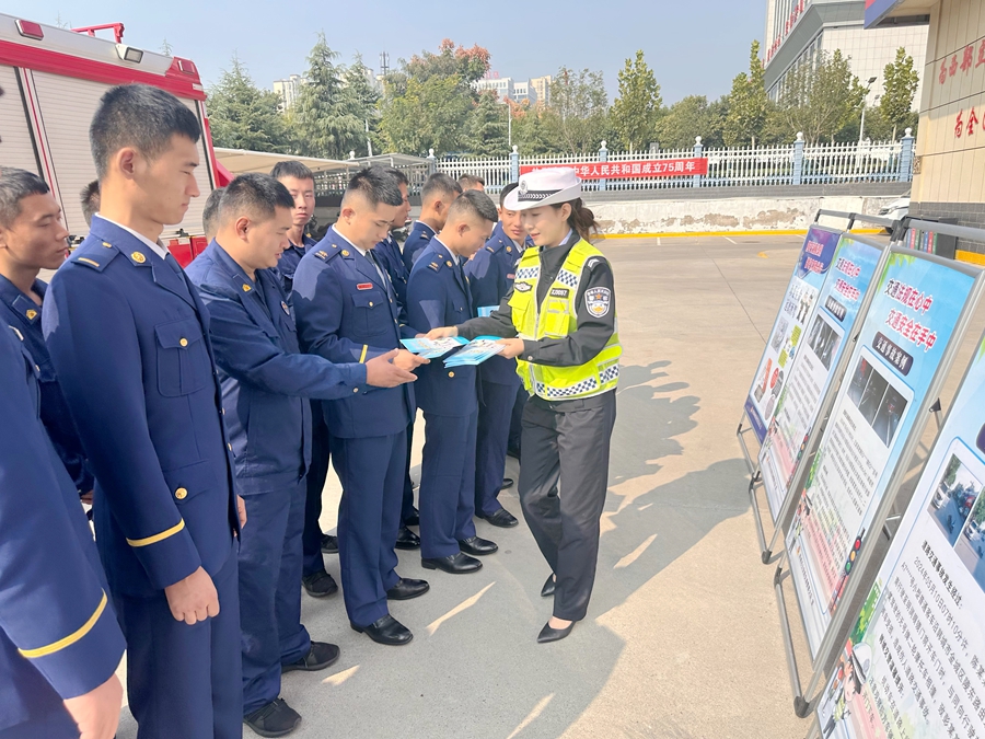 韩城公安交警走进消防队开展交通安全知识讲座。