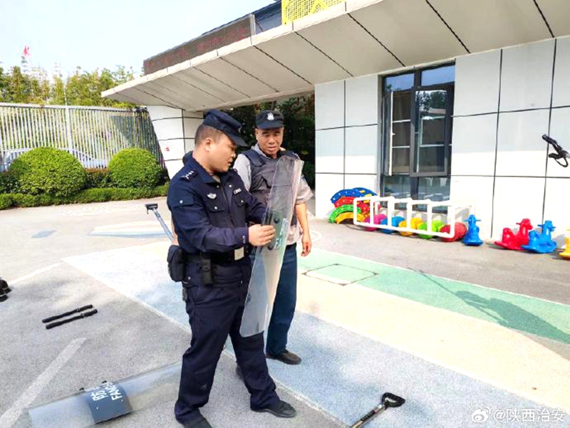 富平公安城关派出所深入辖区滨河四季幼儿园开展安全防范培训。