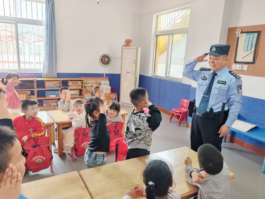 临渭公安分局站南派出所走进幼儿园开展“安全教育进校园”活动。