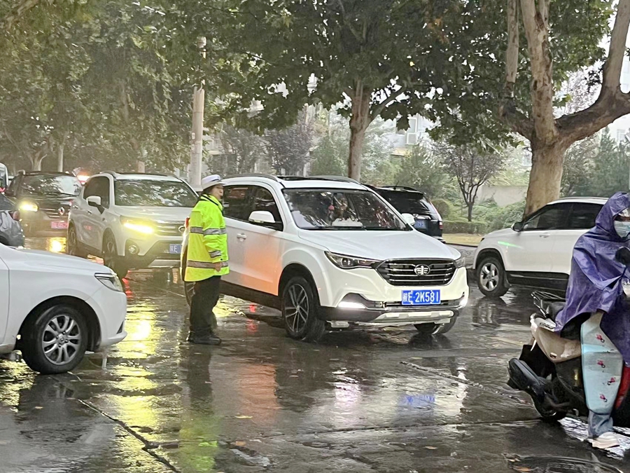 韩城交警雨天坚守岗位为市民出行保畅通。