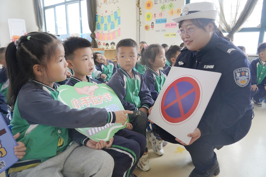 华州交警走进幼儿园开展交通安全宣传教育活动。