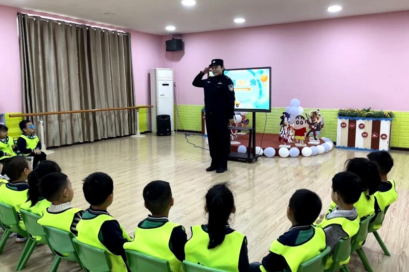 华州公安走进幼儿园开展“防拐防骗”安全教育活动。