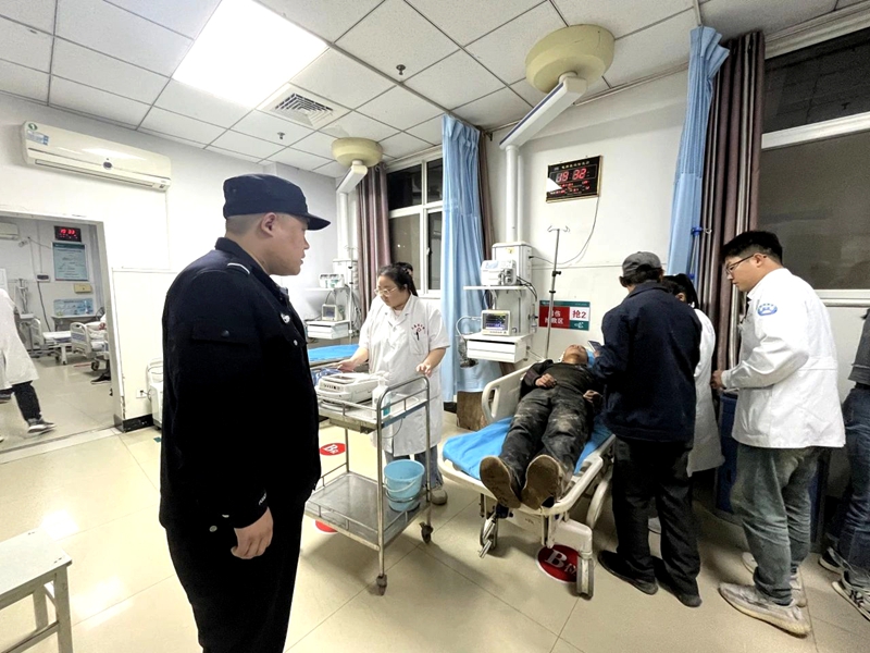 男子误饮农药险象迭生，大荔民警紧急护送就医。