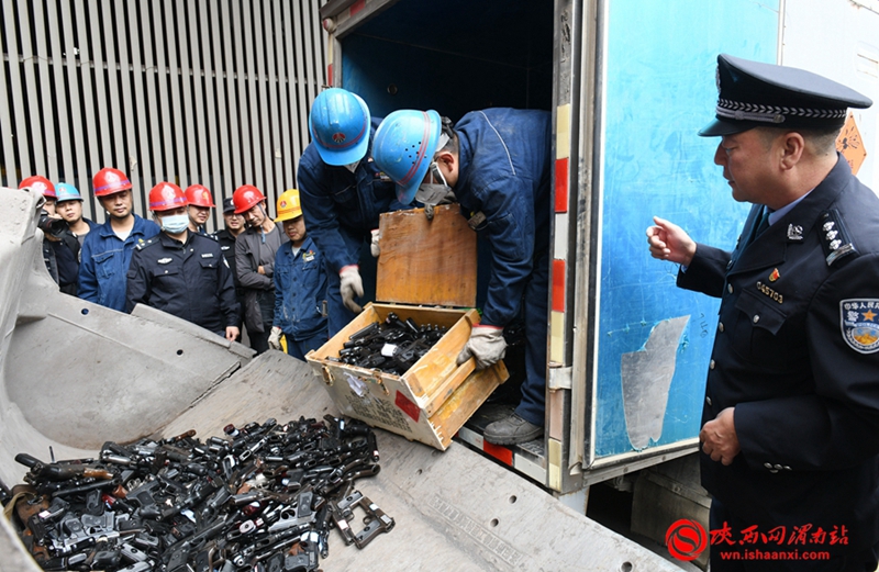 非法枪爆物品现场统一销毁。记者 杨大君 摄
