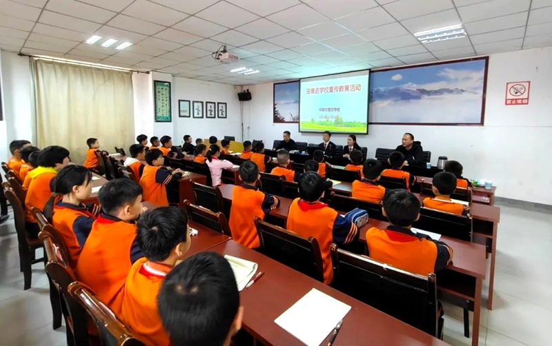 华阴法院干警进校园讲授法治教育课。