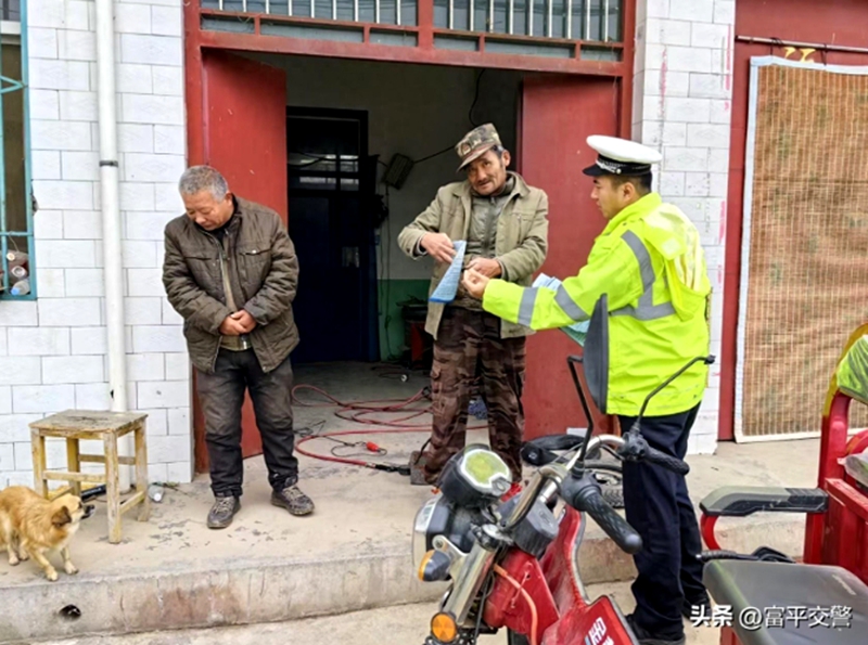 富平交警走村入户开展“千村宣教”行动。