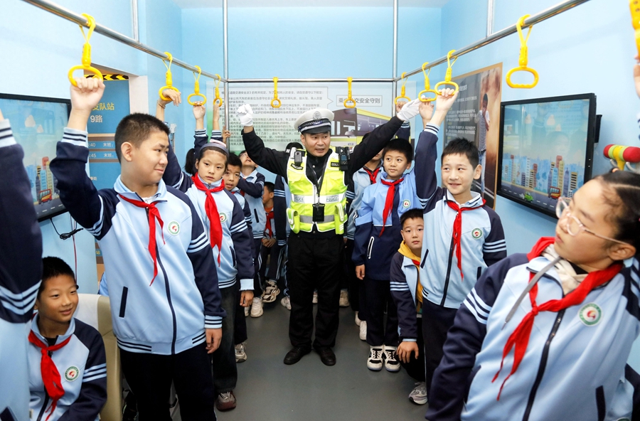 临渭交警指导小学生安全乘坐公交车。