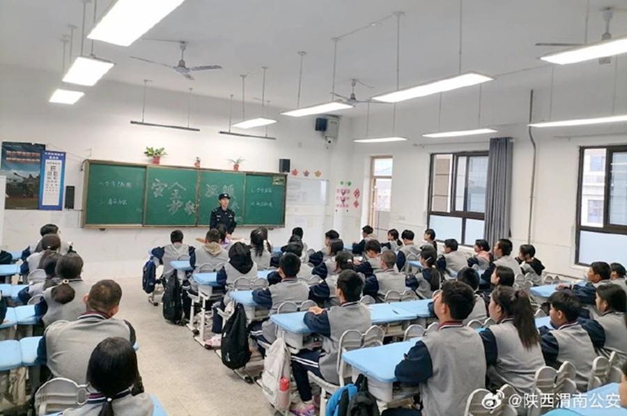 华州公安杏林派出所组织民警深入辖区学校开展安全知识讲座。