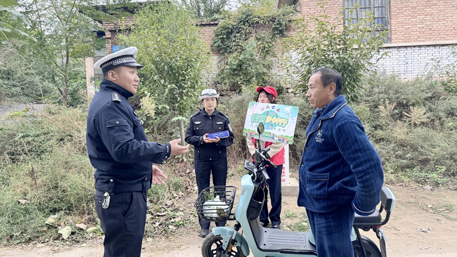 潼关县公安局交警大队组织民警进入辖区农村地区开展交通安全宣传活动.