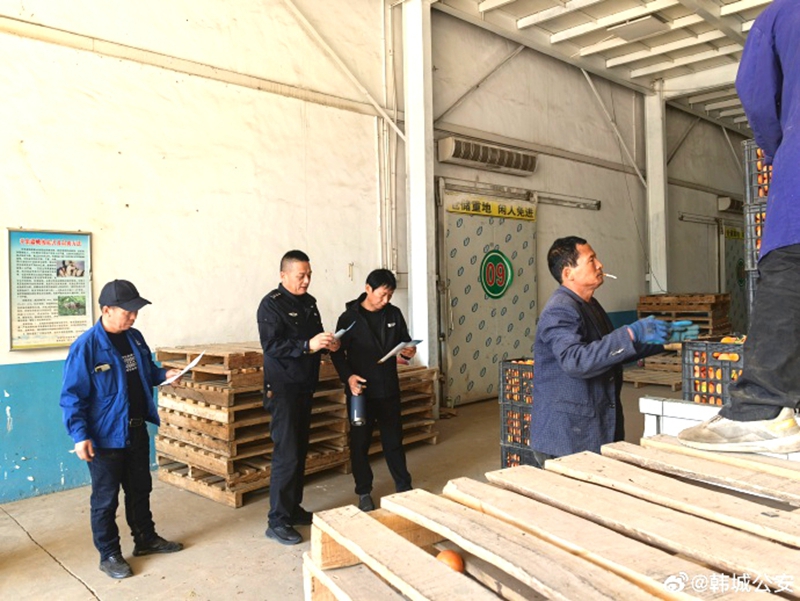 韩城公安开展打击网络谣言宣传活动。