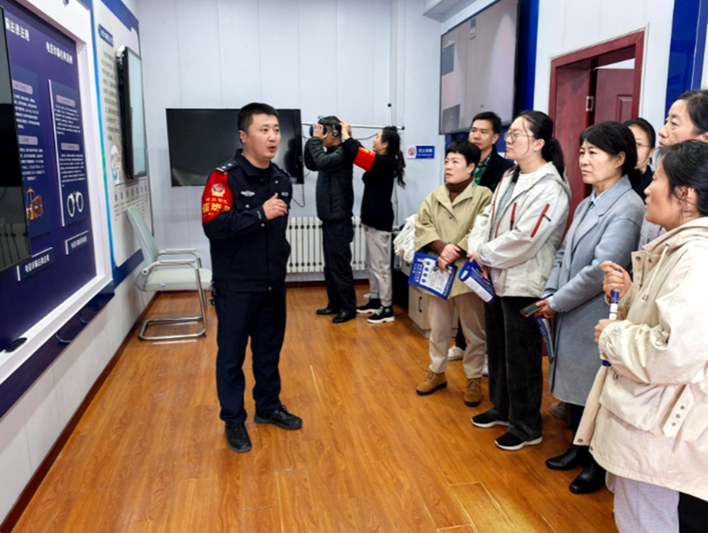 蒲城公安开展反电信诈骗宣传活动。
