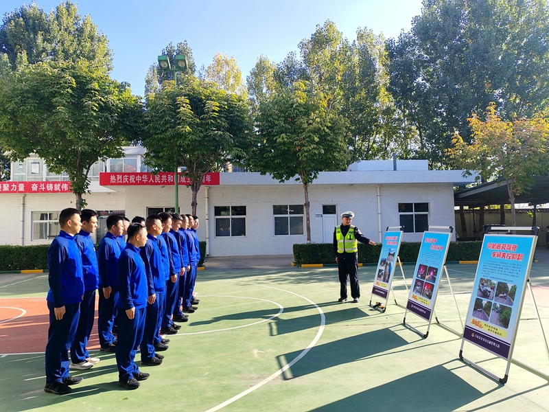 白水县公安局交通管理大队民警走进消防救援大队讲授交通安全警示教育知识。