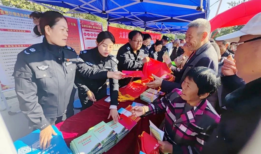 大荔县司法局走进就业招聘会开展普法宣传活动。