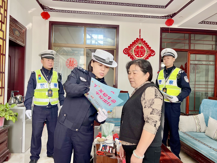 蒲城交警走进国省道沿线附近村庄东鲁村普及交通安全知识。