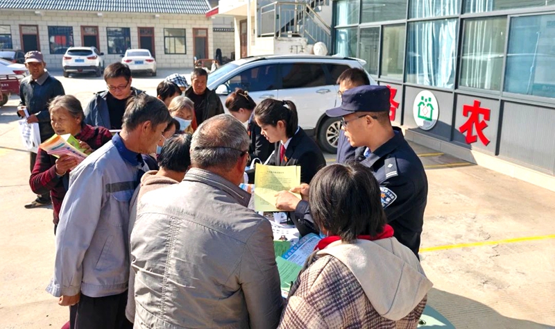 合阳法院黑池法庭联合多部门开展平安建设宣传活动。