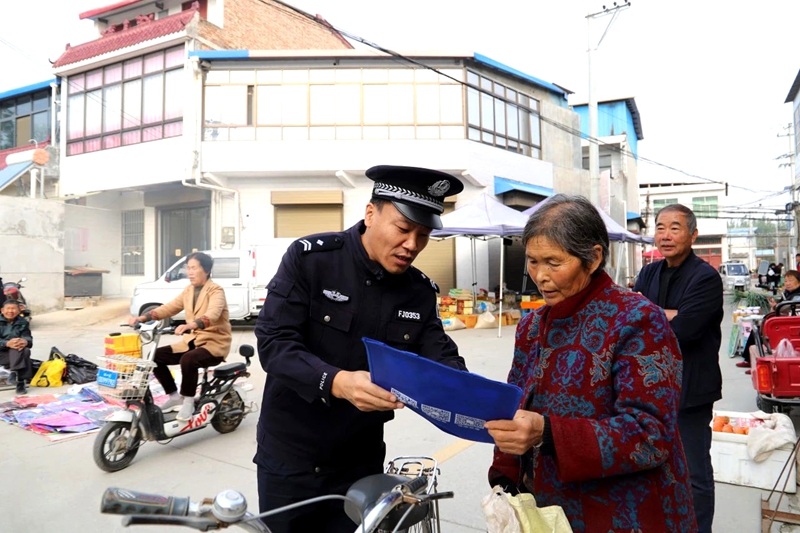 华州分局组织民辅警在赤水镇开展平安建设集中宣传活动。
