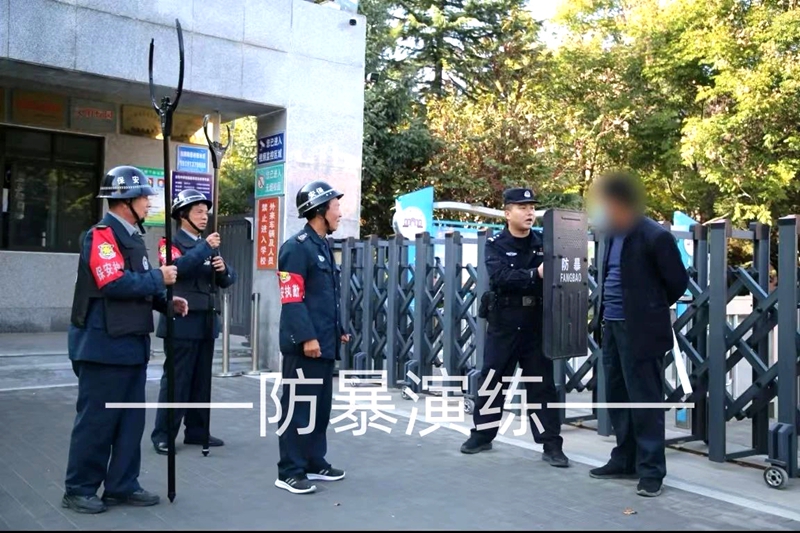 合阳县公安局金水派出所深入辖区校园开展反恐防暴演练活动。
