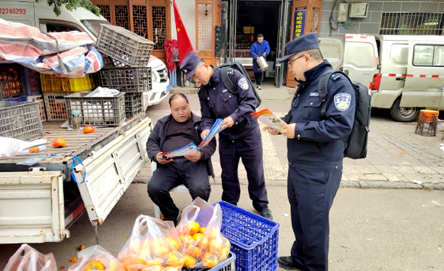 合阳皇甫庄派出所利用集会开展反诈、防骗、禁毒等安全防范知识宣传。