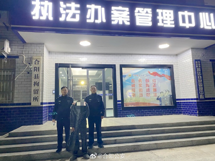 男子盗窃电动车电瓶被当场抓获.