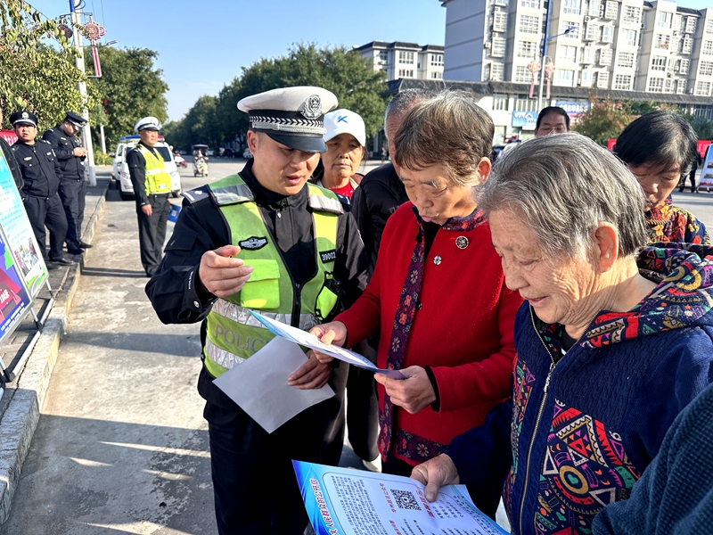 华州交警开展“千里之行始于足下，交通安全平安建设”主题宣传活动。