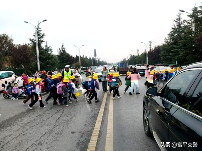 富平交警常态化站好“护学岗”。