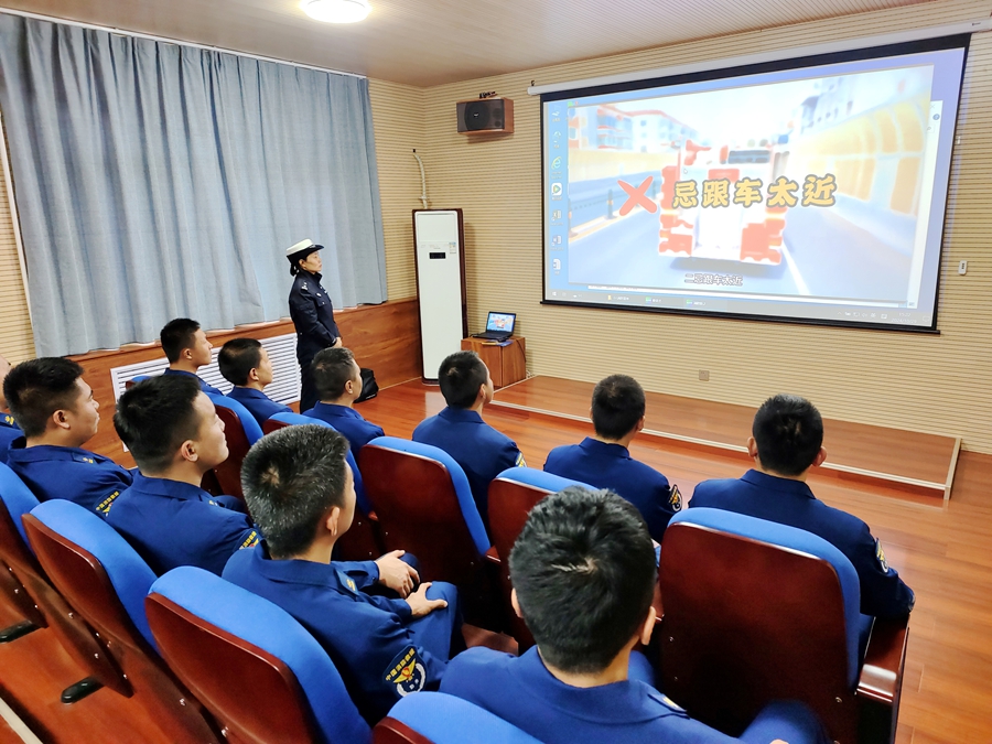 大荔公安交警走进县消防救援大队开展交通安全宣传活动。