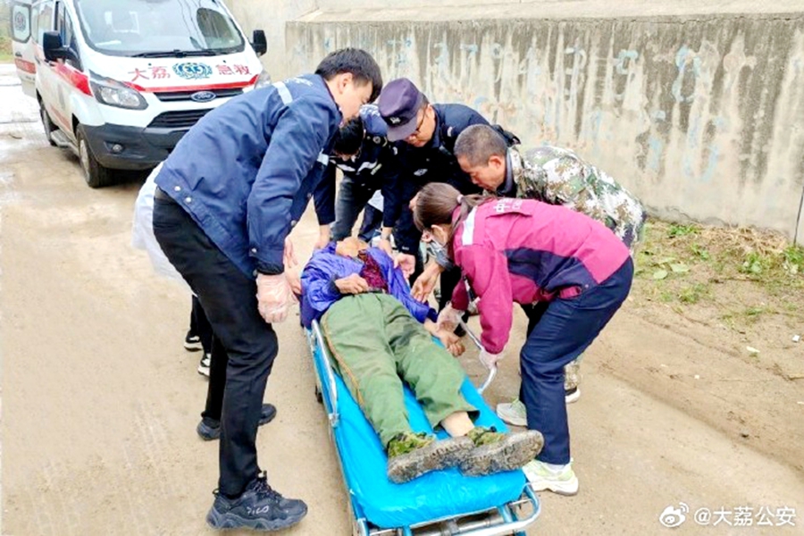 老人突发疾病，大荔民警及时救援。