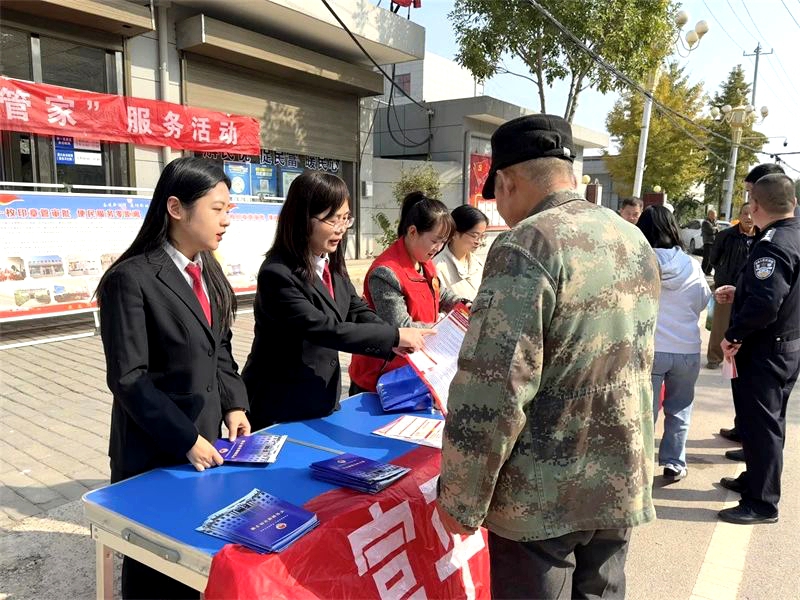 富平县人民法院开展平安建设宣传活动。