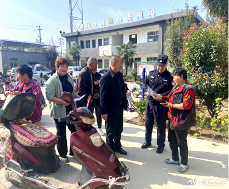 华州分局赤水派出所深入辖区开展平安建设宣传活动。