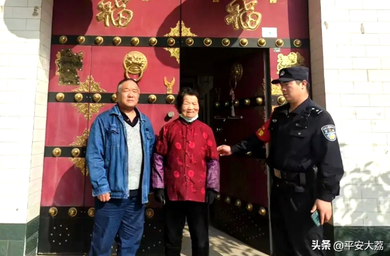 大荔警方温情救助走失老人。