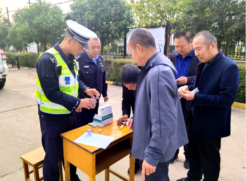 澄城公安深入驾校开展“毒驾”检测排查和禁毒宣讲。