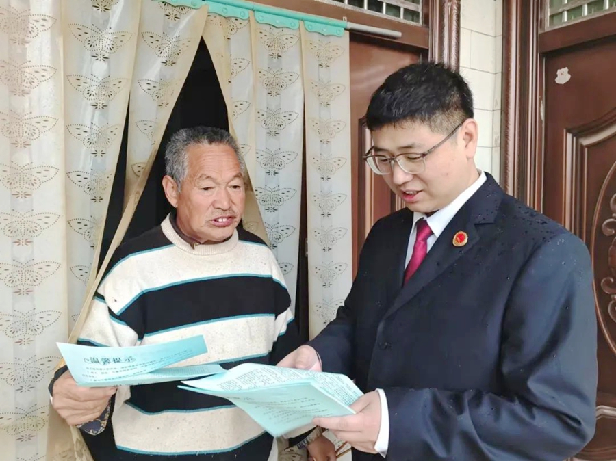 潼关县人民检察院组织干警开展平安建设宣传活动。