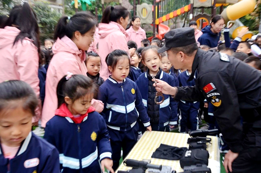大荔公安走进幼儿园开展安全教育。