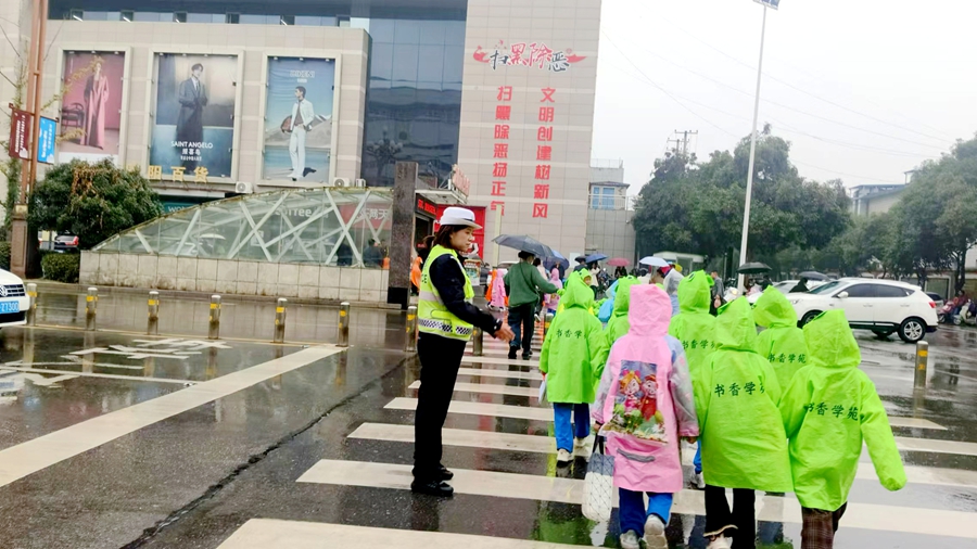 韩城交警当好雨天“守路人” 坚守岗位保平安。