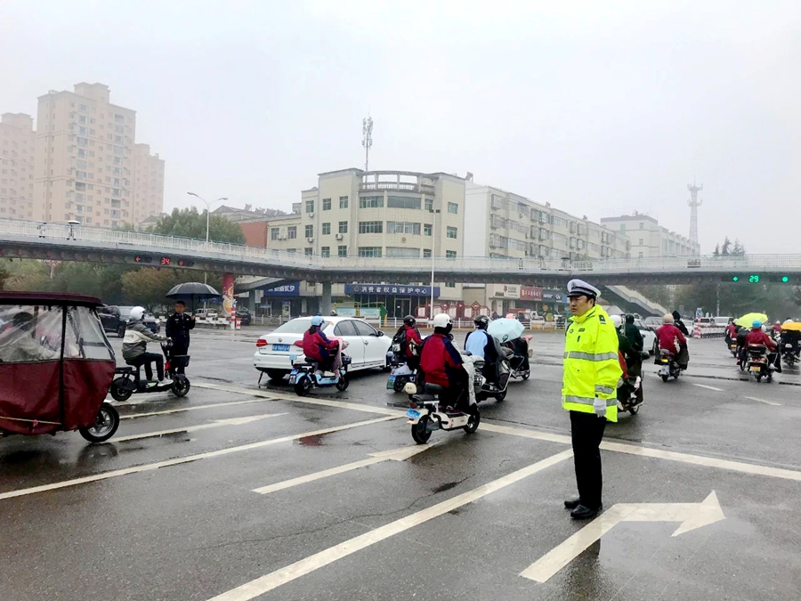 合阳交警坚守一线雨中执勤保畅通。
