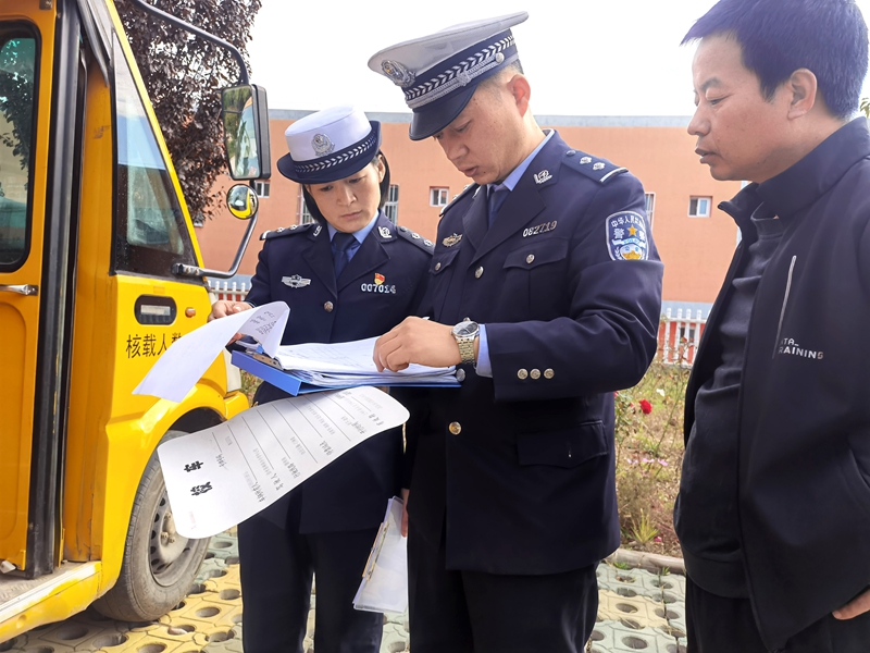 白水公安交警车管所联合教育局对辖区校车开展全面“体检”。