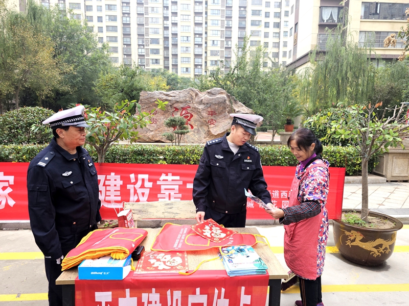 大荔公安交警开展“九率一度”平安建设和“冬夜守护万家平安”宣传活动。