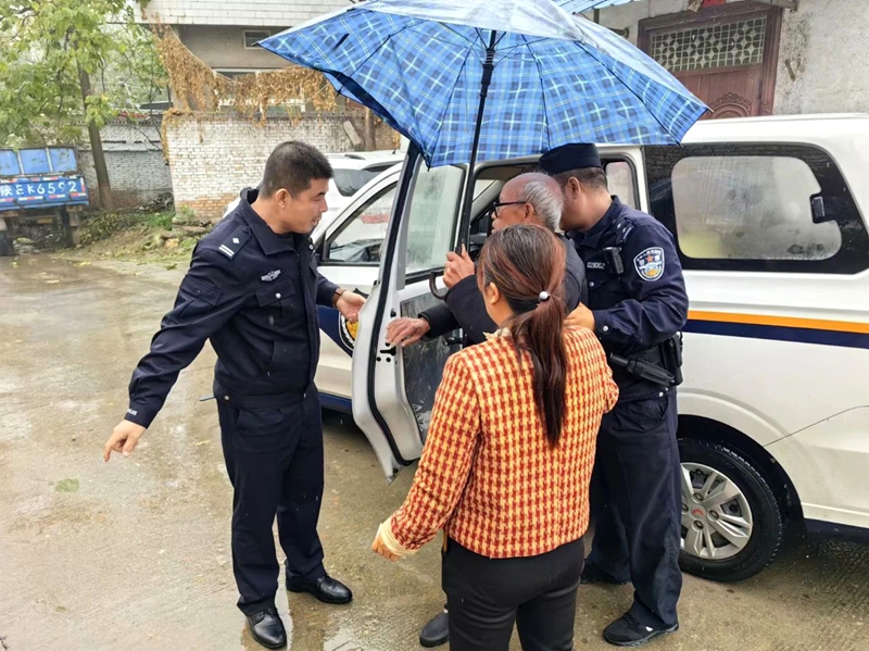 耄耋老人雨中迷失，潼关民警助其回家。