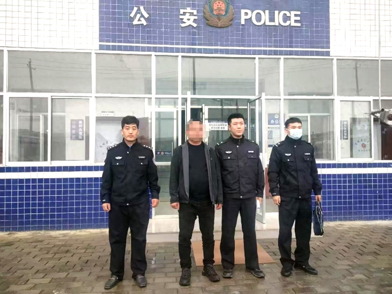 蒲城警方耐心规劝一名逃犯投案自首。