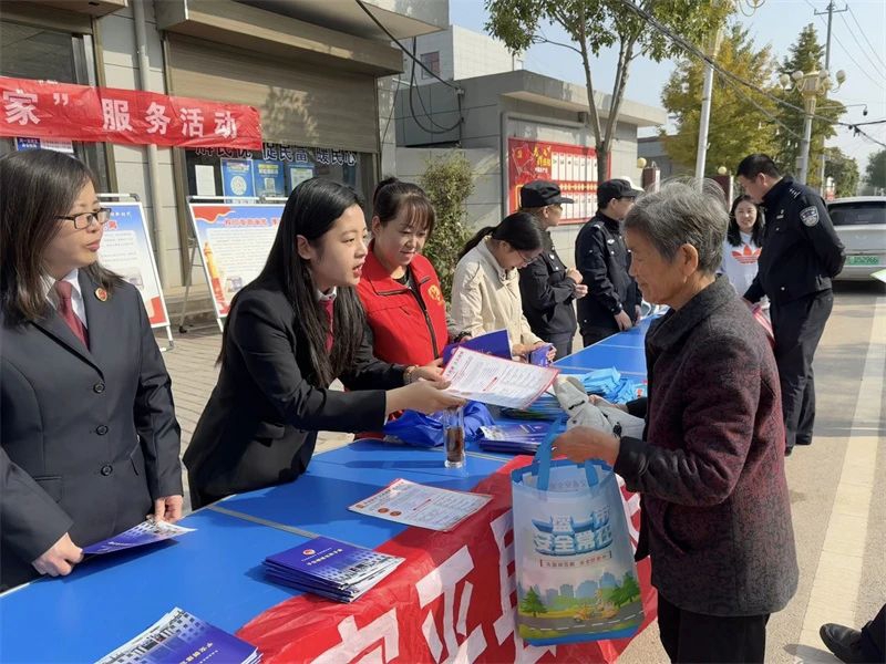 富平县人民法院开展平安建设宣传活动。